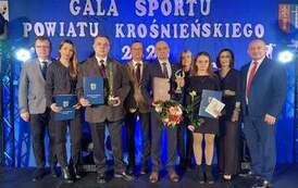 Zdjęcie grupowe nominowanych sportowc&oacute;w z Gminy Chork&oacute;wka oraz przedstawiciele władzy powiatowej i gminnej. 