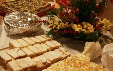Potrawy przygotowane na Gminna Wigilię. Ciasta oraz tradycyjne sałatki. 