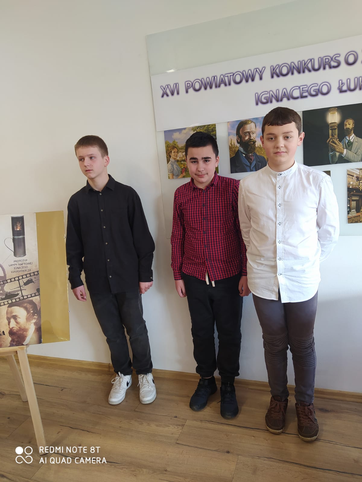 Zdjęcie laureat&oacute;w konkursu. Trzej uczniowie szkoły w&nbsp;Chork&oacute;wce. 