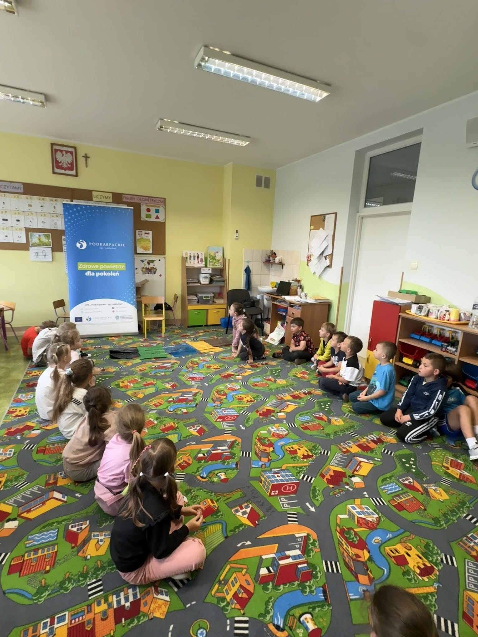 zdjecie przedszkolak&oacute;w biorących udział w&nbsp;spotkaniu. 
