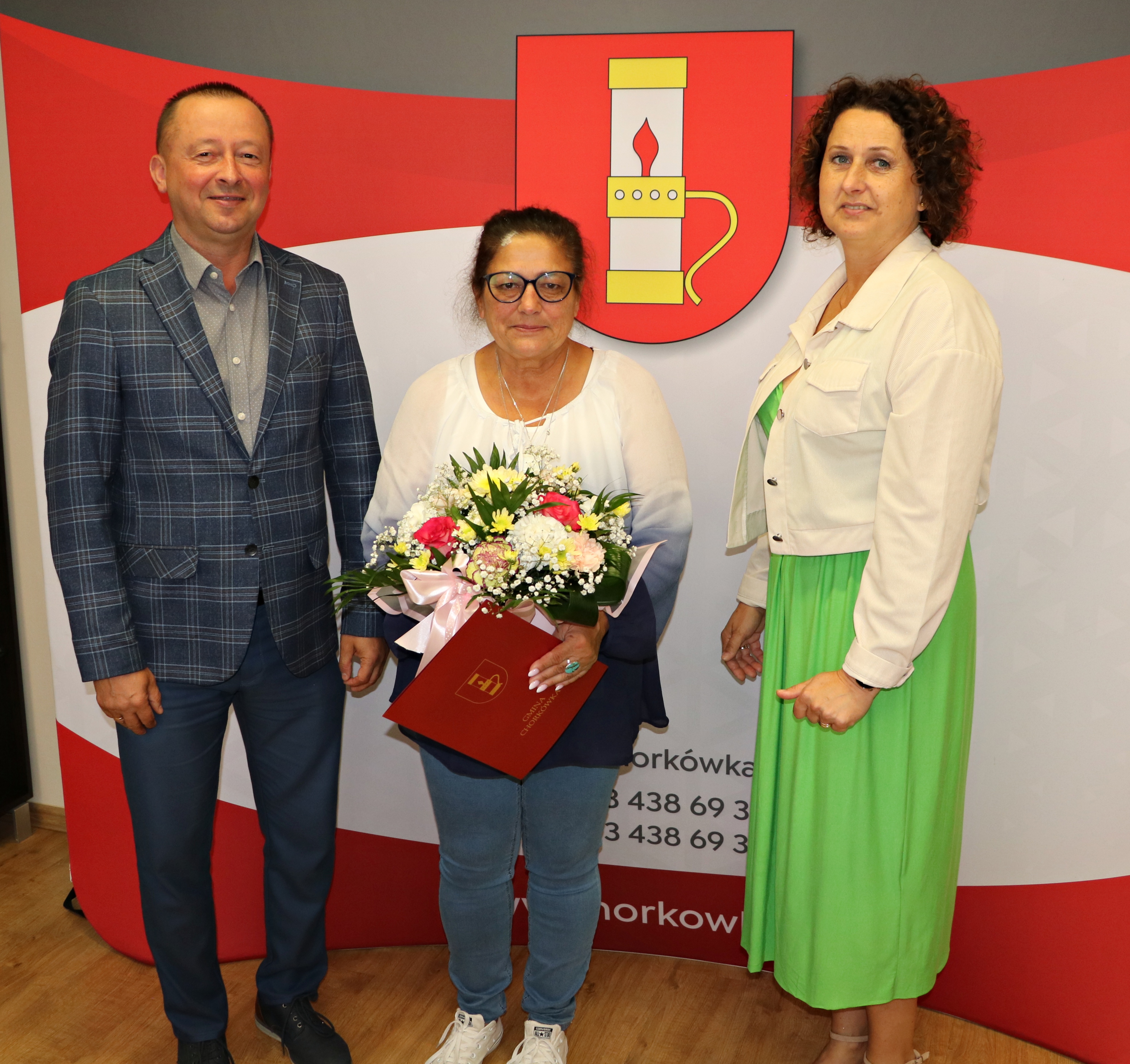Oficjalne spotkanie w&nbsp;gabinecie W&oacute;jta Gminy. W&oacute;jt Grzegorz Węgrzynowski wręcza bukiet kwiat&oacute;w i&nbsp;list gratulacyjny Edycie Barcałowicz-Jasłowskiej w&nbsp;podziękowaniu za lata pracy. Obok nich stoją Gabriela Nizianty (Dyrektor CUO) oraz&nbsp;Alicja Zając (nowa dyrektor szkoły w&nbsp;Szczepańcowej).