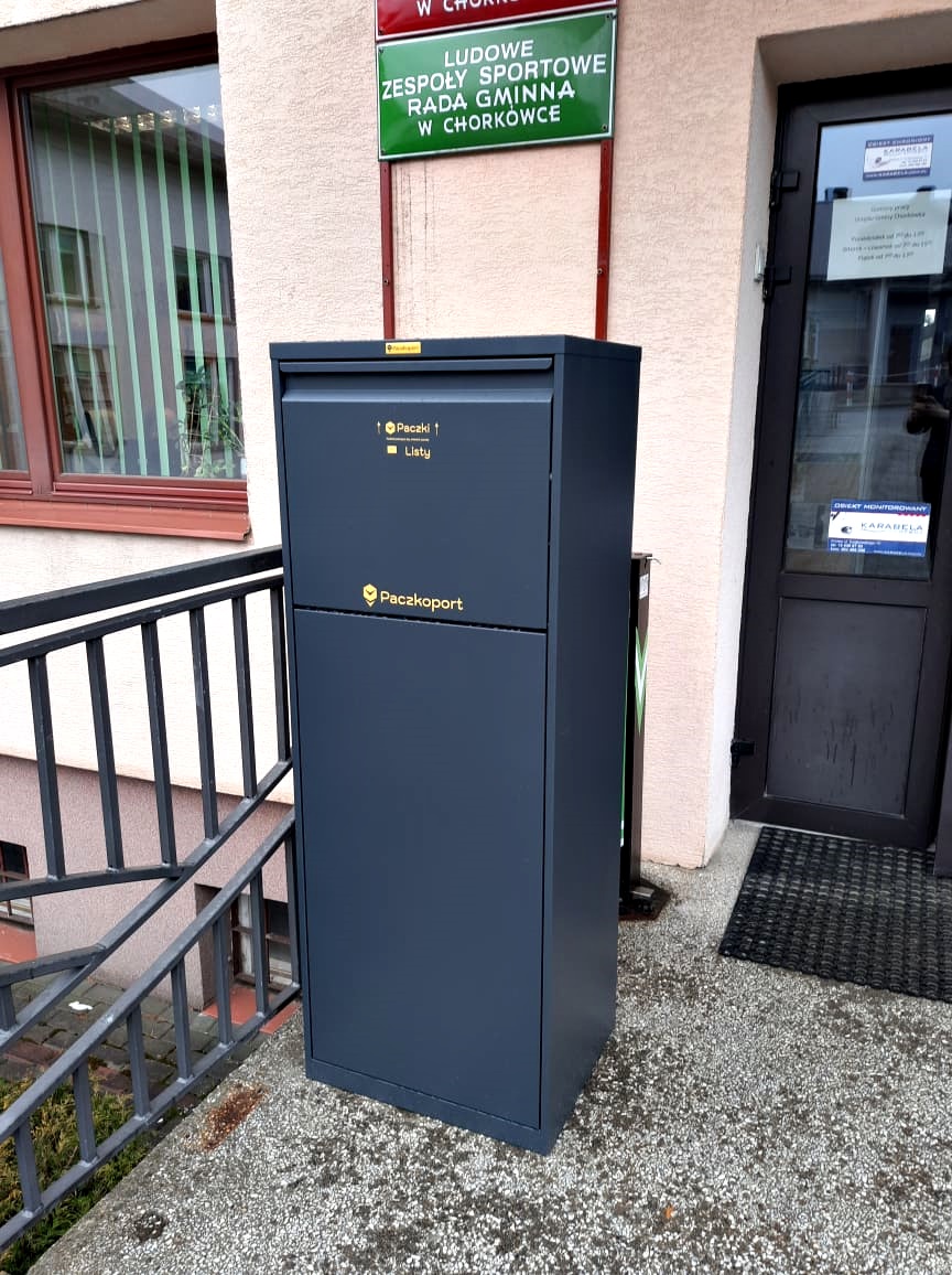 Na fotografii widoczny PACZKOPORT służący do wrzucania listów i&nbsp;paczek. 