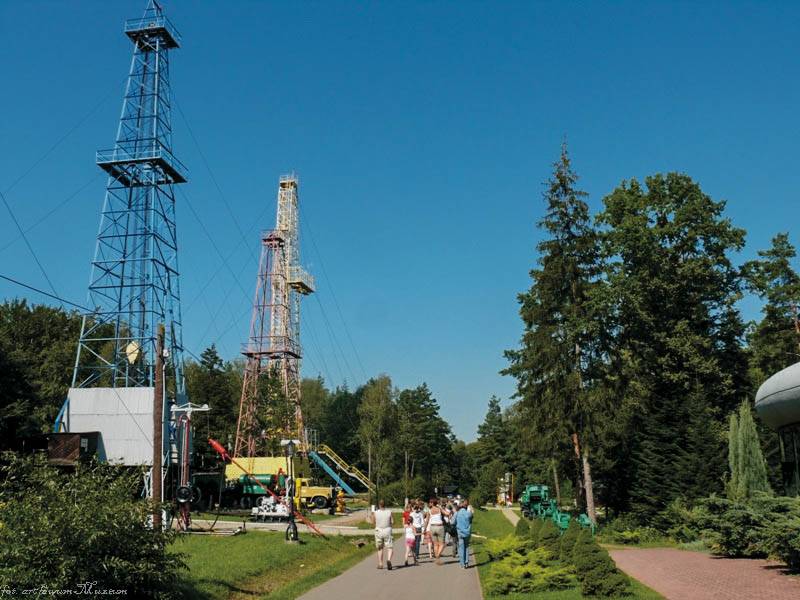 Muzeum Przemysłu Naftowego i Gazowniczego im. Ignacego Łukasiewicza w Bóbrce . Na zdjęciu widoczne są dwa szyby naftowe. 