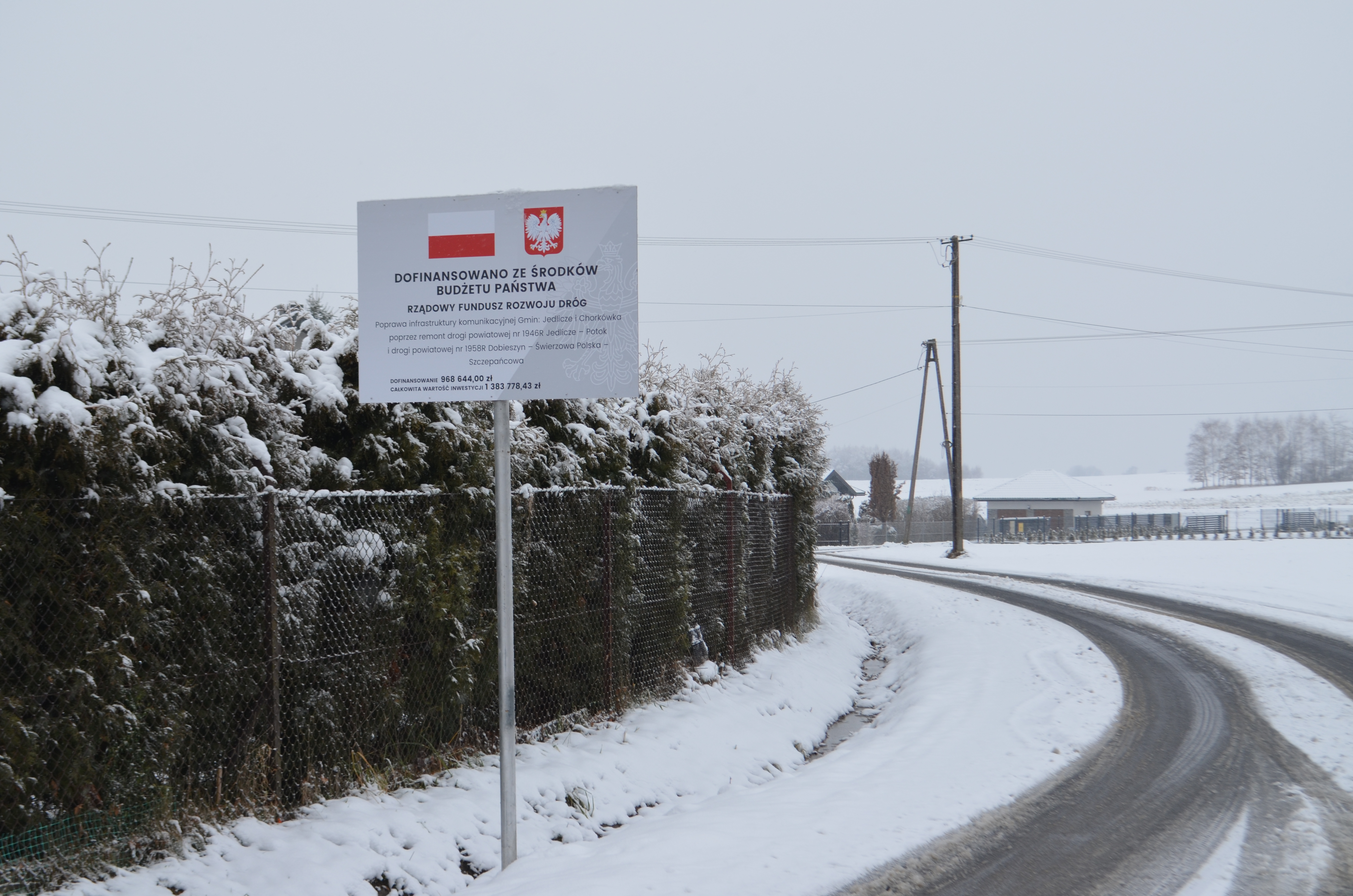 Zdjęcie wyremontowanej drogi oraz zamontowanej na niej tablicy informacyjnej 