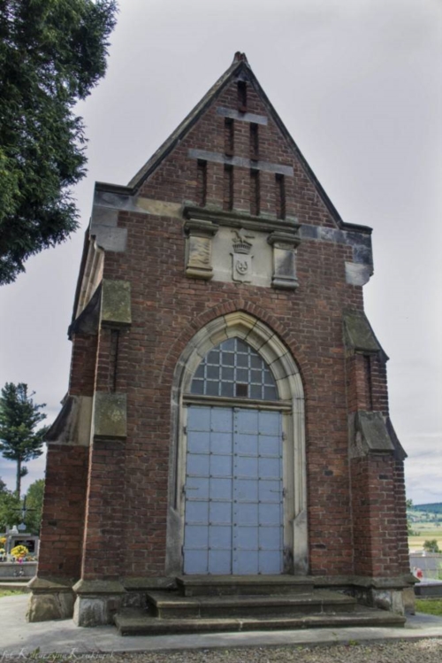 Kaplica grobowa w Zręcinie. Zabytkowy budynek wykonany z cegły. 