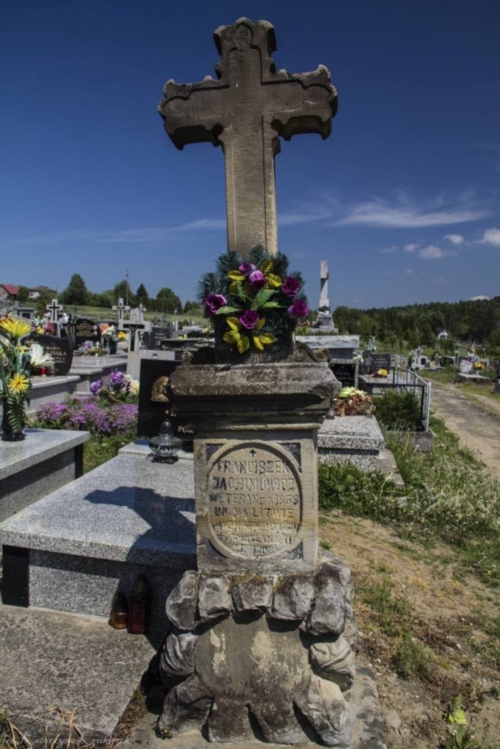 Na miejscowym cmentarzu nagrobek powstańca z 1863 roku i grobowiec w kształcie kurhanu z kryptą podziemną Peszyńskich i Sulimirskich.