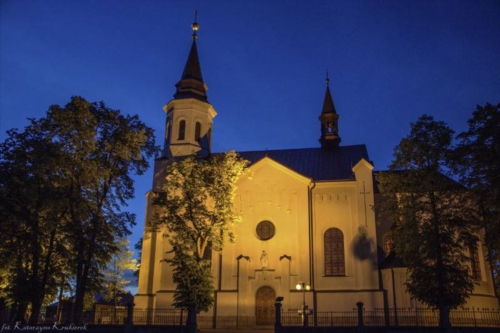 Kościół parafialny pw. św. Stanisława Biskupa I Męczennika z 1878 r., Jest to budowla murowana, ma cechy neogotyckie. 