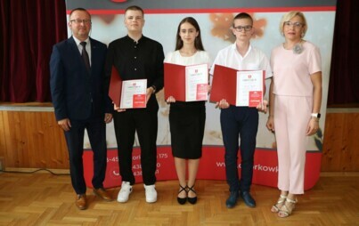 Zdjęcie do Uroczyste wręczenie nagr&oacute;d W&oacute;jta Gminy Chork&oacute;wka dla najzdolniejszych absolwent&oacute;w szk&oacute;ł gminnych