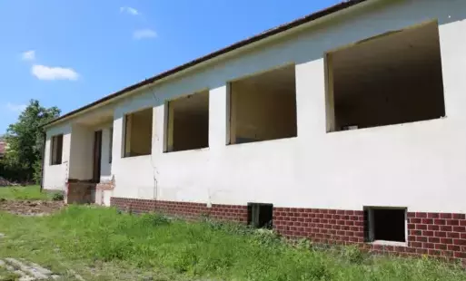 budowa, postawione mury jeszcze bez wprawionych okien
