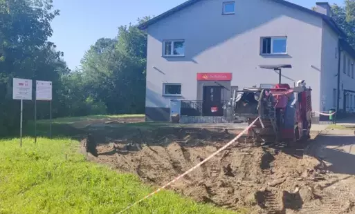 Na zdjęciu budynek o którym piszemy w artykule oraz koparka, i widoczne prace. 