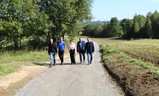 Pzredstawiciele władzy samorządowej, oraz wykonawca podczas oględzin wykonanej drogi. 