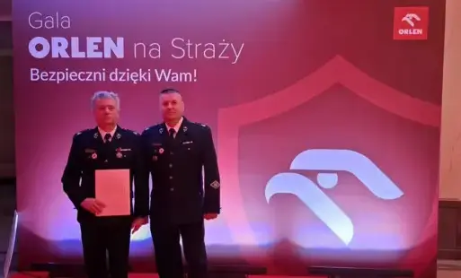 Przedstawiciele OSP Żeglce podczas odebrania umowy na gali Orlen. 