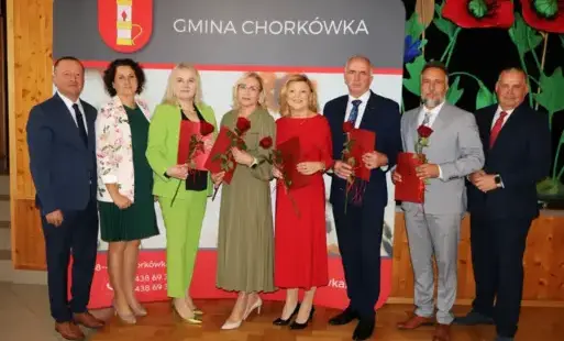 Na zdjęciu wyróżnieni dyrektorzy w odświetnych strojach. 