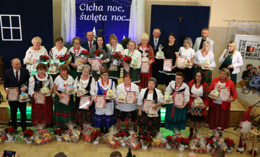 Grupowe zdjęcie przewodniczących KGW oraz prezesów stowarzyszeń, którzy przygotowali stoły wigilijne. 