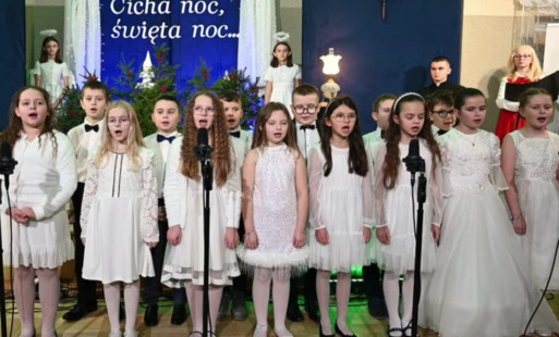 Grupowe zdjęcie dzieci ubranych na biało. 