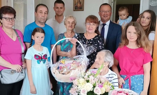 Zdjęcie Jubilatki w otoczeniu dzieci, wnuków i prawnuków. 