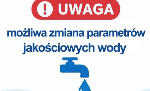 W związku z brakiem wystarczających zasobów wody na ujęciu Jasiołka w Szczepańcowej informujemy, że praca Zakładu Uzdatniania Wody w Szczepańcowej była w ostatnim czasie zminimalizowana, a w dniu dzisiejszym została całkowicie wstrzymana.  Ciężar zaopatrzenia w wodę całego obsługiwanego przez Spółkę obszaru został przejęty przez Zakład Uzdatniania Wody w Sieniawie oraz Zakład Uzdatniania Wody w Iskrzyni.  W związku ze zmianą sposobu zasilania sieci wodociągowej mieszkańcy mogą okresowo odczuwać zmiany parametrów jakościowych wody, spadki ciśnienia wody a także wystąpienie lokalnych niedoborów dostępności wody. Szczególnie może to występować na terenie gminy Chorkówka, Świerzowej Polskiej oraz Jedlicza, ze szczególnym uwzględnieniem wyżej położonych części miejscowości.  Krośnieński Holding Komunalny na bieżąco monitoruje sytuację i podejmuje działania mające na celu utrzymanie ciągłości dostaw wody oraz zapewnienie jej odpowiedniej jakości. O dalszych zmianach i ewentualnych utrudnieniach będziemy informować na bieżąco.  Prosimy mieszkańców o racjonalne gospodarowanie wodą i ograniczenie jej zużycia do niezbędnego minimum.