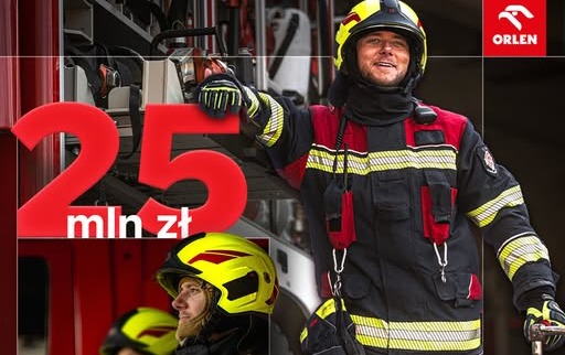 Grafika o charakterze promocyjnym, na której znajduje się dynamiczny kolaż przedstawiający strażaków oraz wóz strażacki.  W prawej części grafiki, na pierwszym planie, stoi uśmiechnięty strażak w pełnym, profesjonalnym rynsztunku bojowym – w ciemnym mundurze z odblaskowymi, żółto-srebrnymi pasami i czerwonymi wstawkami, rękawicach oraz żółto-czarnym hełmie z opuszczoną przyłbicą. Mężczyzna jest lekko oparty o wóz strażacki, a lewą ręką trzyma oparty o ziemię sprzęt burzący (hooligan).  W lewej, dolnej części kadru umieszczono mniejsze, dynamiczne zdjęcie dwóch strażaków (kobiety i mężczyzny) w profilu, również w pełnym umundurowaniu i żółtych hełmach, znajdujących się w pobliżu czerwonego wozu strażackiego.