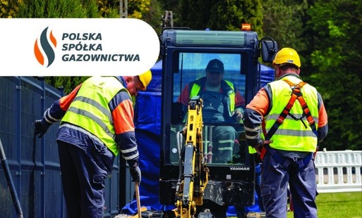 Polska Spółka Gazownictwa (PSG) rozpoczyna kampanię „Bezpieczne Gazociągi”, której głównym celem jest zwiększenie bezpieczeństwa podczas prac ziemnych oraz minimalizacja ryzyka przypadkowych uszkodzeń sieci gazowej. Zachęcamy do zapoznania się z informacjami przedstawionymi w ulotce. Polska Spółka Gazownictwa prowadzi kampanię „Bezpieczne Gazociągi”, której celem jest zwiększenie bezpieczeństwa podczas prac ziemnych i ograniczenie przypadkowych uszkodzeń sieci gazowej.  Przed rozpoczęciem robót ziemnych, szczególnie w pobliżu infrastruktury gazowej, warto wcześniej skontaktować się z PSG. Pozwoli to uzyskać informacje dotyczące bezpiecznego prowadzenia prac, a w razie potrzeby także ustalić możliwość zapewnienia nadzoru.  Kontakt z PSG: 22 444 33 33, od poniedziałku do piątku w godz. 7:00–18:00.  W przypadku uszkodzenia sieci i wypływu gazu należy natychmiast przerwać pracę, oddalić osoby z miejsca zagrożenia, zabezpieczyć teren oraz powiadomić Pogotowie Gazowe – 992. W przypadku zagrożenia życia lub zdrowia należy również zadzwonić pod 112.  Zgłoś planowane prace i pracuj bezpiecznie!
