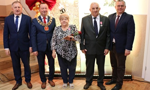 Opis alternatywny galerii: Zdjęcia z uroczystości Złotych Godów w Domu Ludowym w Zręcinie. Przedstawiają one występy męskiej sekcji Zespołu Śpiewaczego „Chorkowianie” w tradycyjnych strojach ludowych, oficjalne wystąpienie władz gminy Chorkówka oraz pamiątkowe kadry z jubilatami odznaczonymi Medalami za Długoletnie Pożycie Małżeńskie.